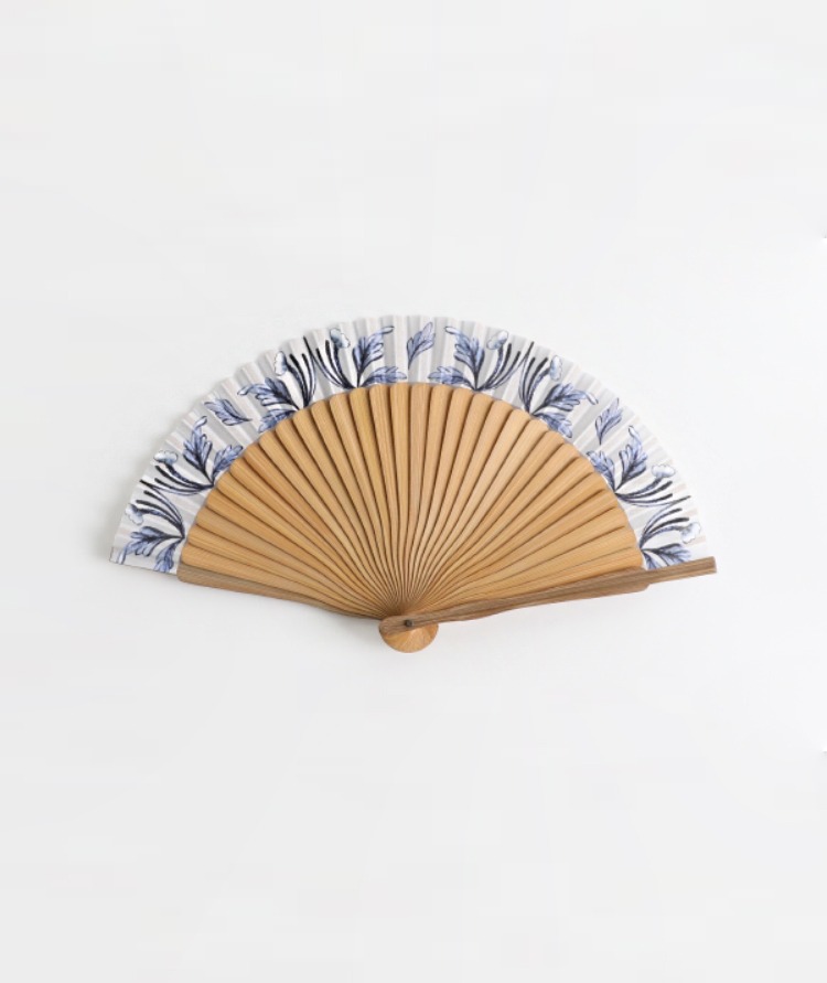 &#039;조선의 백자, 군자지향&#039; 展 손수건 부채 세트 (백자청화 모란문병) &#039;Joseon White Porcelain Paragon Of Virtue&#039; Handkerchief And Folding Fan Set