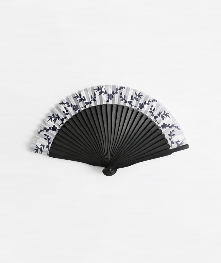 &#039;조선의 백자, 군자지향&#039; 展 손수건 부채 세트 (백자청화 매죽문호) &#039;Joseon White Porcelain Paragon Of Virtue&#039; Handkerchief And Folding Fan Set